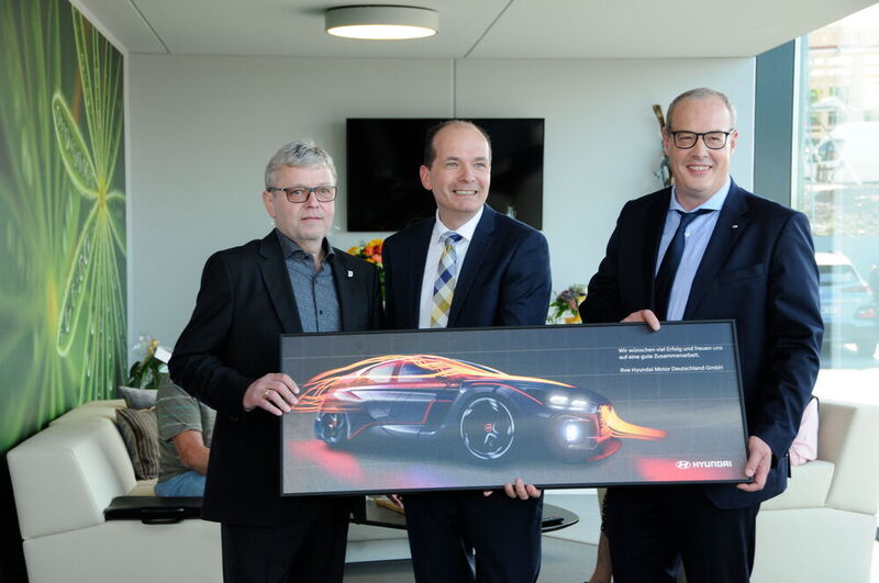 Freuen sich über die Neueröffnung: Inhaber Thomas Breu (Autohaus Breu), Oliver Rittierodt (Hyundai Motor Deutschland, Regionalleiter Vertrieb Ost), Holger Müller (Hyundai Motor Deutschland, Direktor Vertrieb). (Autohaus Breu)