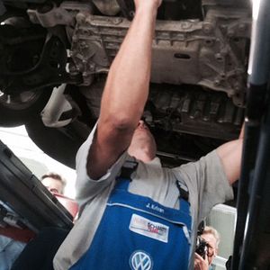 Mit diesem System wurde ein Euro-5-Dieselfahrzeug vom Typ VW Passat B5 nachgerüstet, das nun unter realen Bedingungen niedrigere Stickoxid-Emissionen als ein Euro 6-Fahrzeug erreicht. (Bild:  Baeuchle / »kfz-betrieb«)