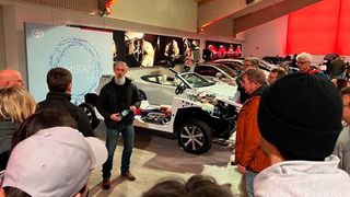 Vor 75 Jahren, im Mai 1935, stellte Kiichiro Toyoda erstmals seinen Pkw-Prototypen mit 3,4-Liter-Sechszylindermotor. Was die bekannte Marke seitdem alles produziert hat, dafür steht eine Auswahl von 75 Fahrzeugen am Toyota-Deutschlandstandort in Köln. (Bild: Toyota Deutschland)