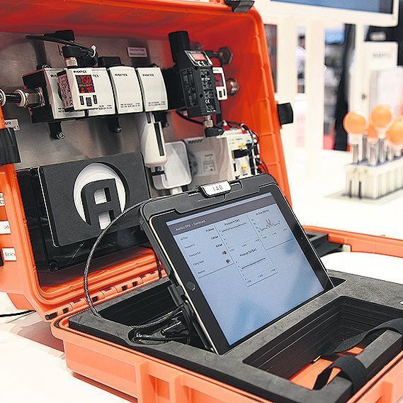 Diagnose aus dem Koffer: eine Wartungseinheit inklusive Smart Pneumatics Monitor visualisiert Betriebszustände – hier den des Pin-Tischs im Hintergrund – und bietet einen Einstieg in Industrie 4.0.  (Stefanie Michel)