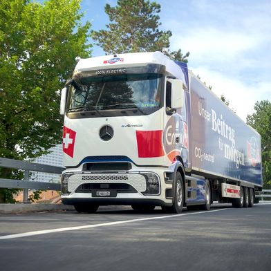 Elektrisch angetriebene Lkw für den Fernverkehr fahren inzwischen in etlichen Speditionen. (Bild: Daimler Truck)