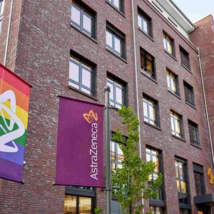 Nummer 10: Auf Platz 10 mit 19,0 von insgesamt 40 Punkten kommt AstraZeneca. Als größtes Manko der Karriereseite betrachtet der Report das Fehlen eines Claims und der Unternehmenswerte. Zudem wünschen sich die Autoren mehr Bilder. Die langen Texte mit kompliziertem Satzbau und kaum emotionaler Sprache werden auch negativ bewertet.(Bild:  AstraZeneca)