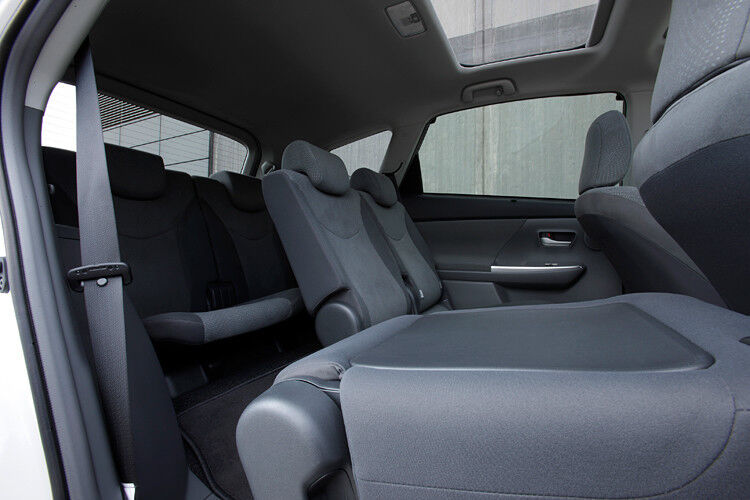 Die Einzelsitze im Fond sind verschiebbar, zudem lassen sich die Rückenlehnen individuell einstellen. Den Prius Plus gibt es ab 36.450 Euro. (Foto: Toyota)