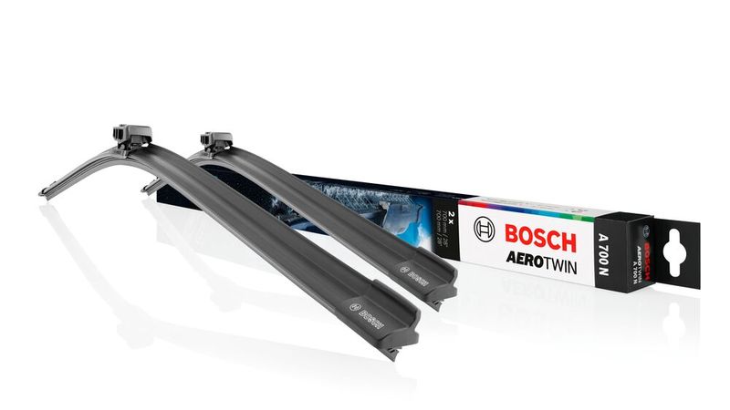 Bosch erweitert sein Aerotwin J.E.T-Blade-Programm ab September 2026 um weitere Set-Varianten und Wischer-Längen. Bei der Jet-Evolution-Technologie (J.E.T) wird die Waschflüssigkeit über integrierte Düsen direkt vor das Wischerblatt auf die Scheibe aufgebracht. (Bild: Bosch)