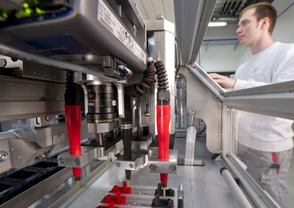 Ein Schwerpunktthema des Projekts e performance war die Hochvolt-Batterie: Ein Mitarbeiter überwacht den Messvorgang von Batteriezellen (Bild: Audi AG)