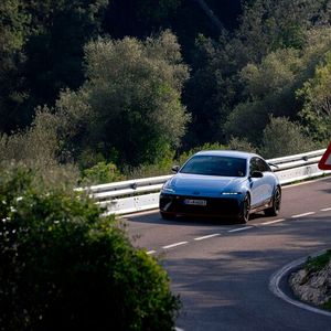 Der Ioniq 6 N will nicht nur beim Schnellreisen auf der linken Spur der Autobahn überzeugen, sondern ernsthaft Kurven können.(Bild:  Hyundai)