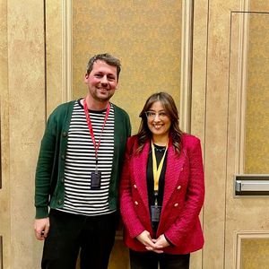 Mona Chadha (AWS) sprach mit Alex Siegert (IT-BUSINESS) über die Chancen für den Channel und den AWS Marketplace.(Bild:  Vogel IT-Medien)