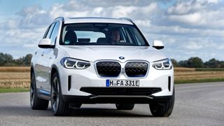 Mit dem iX3 hat BMW im vergangenen Jahr sein erstes Elektro-SUV auf den Markt gebracht. (Bild: BMW)