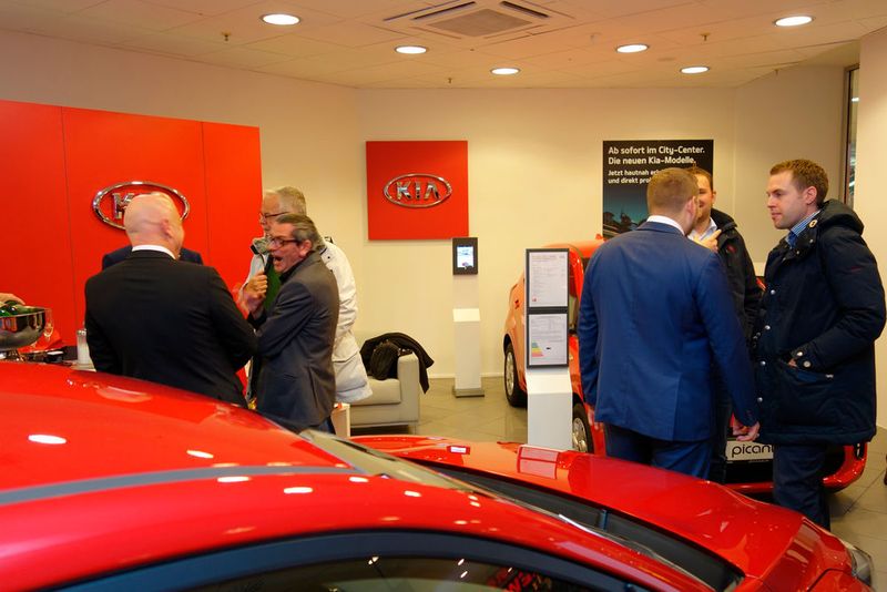 Schon am Eröffnungstag des neuen Kia-Schauraums herrschte reges Interesse. (Bild: Wehner / »kfz-betrieb«)