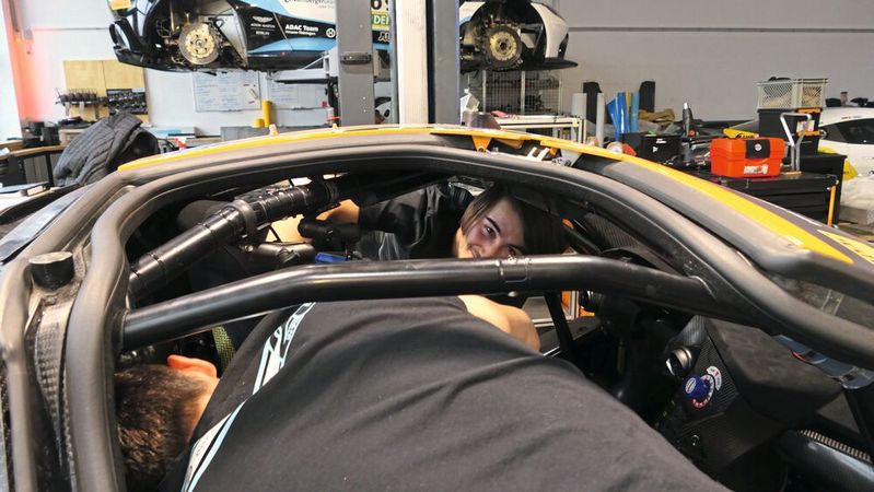 Nachwuchsrennfahrer Ben Dörr ist ausgebildeter Mechatroniker und schraubt selbst an den McLaren-Rennautos.(Bild:  Wenz - VCG)