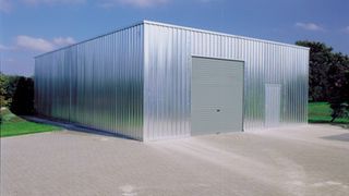 Reifenlagerhalle_mit_Reifenregalen ()