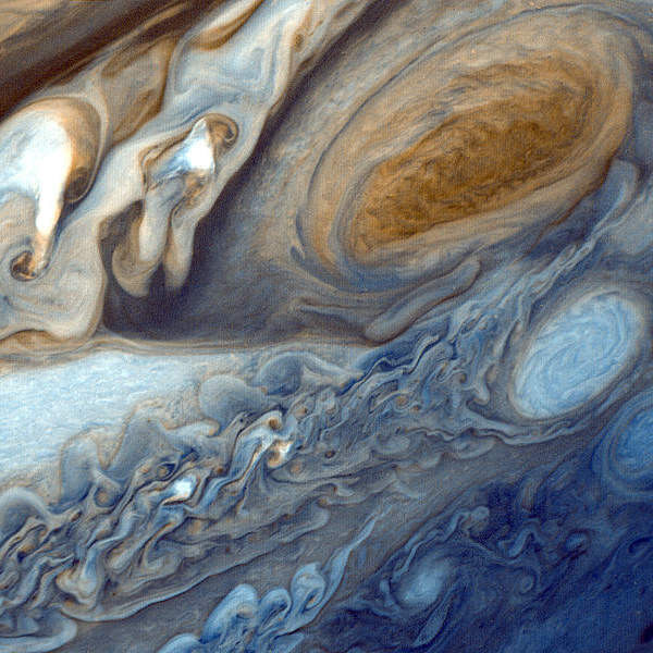 Spektakuläre Wolkenformationen zeigt diese Falschfarbenaufnahme der Jupiter-Atmosphäre von Voyager 1. (Bild: NASA)