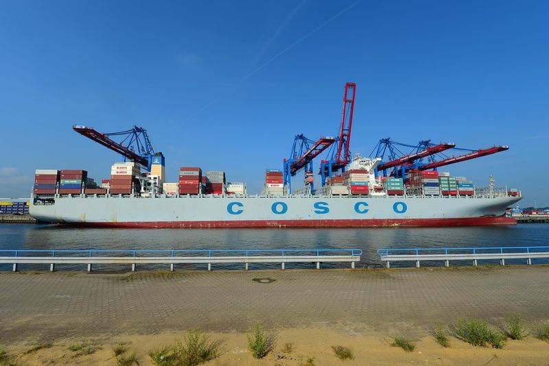 Das Containerschiff Cosco Hope am HHLA Container Terminal Tollerort. (Bild: HHM/Hasenpusch)