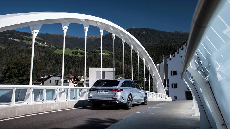 Wer das Raumangebot eines riesigen Kombis mit dem Fahrkomfort einer großen Limousine verbinden will, landet bei der E-Klasse. (Bild: Mercedes-Benz)