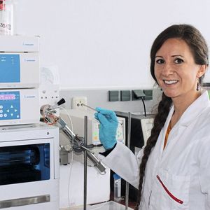 Thessa Jacob beim Auftragen einer Proteinprobe auf ein Flüssigchromatographiegerät.(Bild:  Christian Wißler)