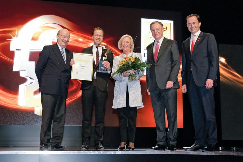 Der Hermes Award 2014 ging an die SAG GmbH: Prof. Dr. Wolfgang Wahlster, Sven Behrend, Bundesforschungsministerin Prof. Dr. Johanna Wanka, Ministerpräsident Stephan Weil und Dr. Jochen Köckler (v.l.n.r.). (Bild: Juergen Schmidt-Lohmann)
