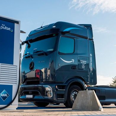 Ein Elektro-Truck aus dem Amazon-Transportnetzwerk wird an einer Ladesäule von Aral pulse geladen. (Bild: Aral pulse)