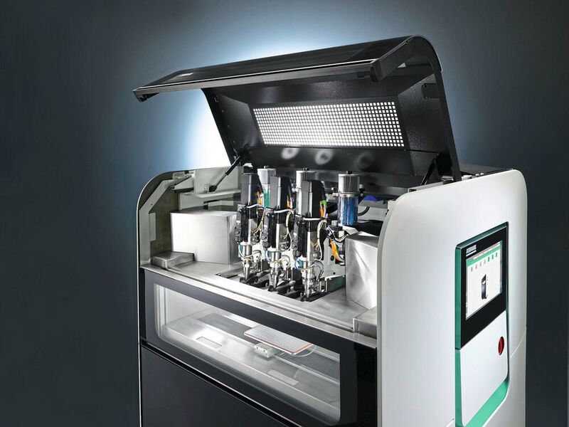 Der 3D-Drucker Freeformer 300-3X kann im Verfahren Kunststoff-Freiformen (AKF) mit seinen drei individuell beheizten Austragseinheiten komplexe Funktionsbauteile in belastbarer Hart-Weich-Verbindung additiv fertigen. (Arburg)