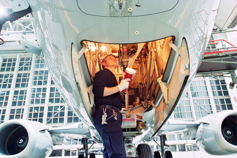 Lufthansa Technik Logistik Services bietet Logistiklösungen für die gesamte Luft- und Raumfahrtindustrie wie die Transportabwicklung, Materialbeschaffung, Lagerung, Distribution sowie die Organisation und Optimierung von Reparaturkreisläufen. (Gregor Schläger / Lufthansa Technik)