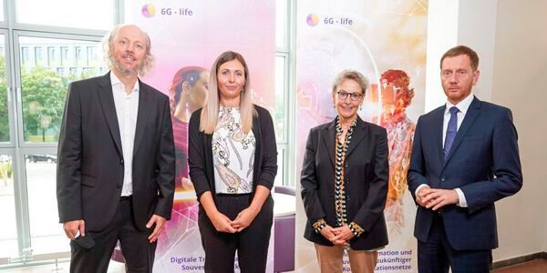 Opening vom „6G-Life-Forschungshub“: Prof. Frank Fitzek, 6G-Life Program Manager Sarah Franke, TUD-Rektorin Prof. Ursula M. Staudinger und der Sächsische Ministerpräsident Michael Kretschmer.(Bild:  Sebastian Weingart)