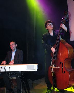 Musikalisch begleiteten Uli Partheil am Klavier und Arne Huber am Bass. (Archiv: Vogel Business Media)