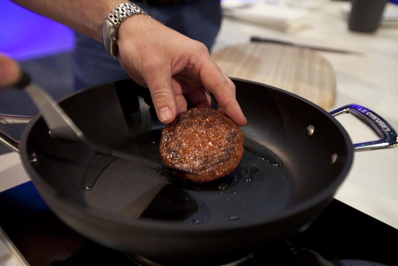 Der künstliche Burger kann genauso weiterverarbeitet werden wie normal erzeugtes Fleisch. (David Parry / PA Wire)