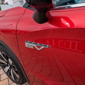 Als Fahrer hat man je nach Leistungsbedarf die Wahl, ob man im seriellen Hybridmodus, im parallelen Hybridmodus oder aber bis zu einer Geschwindigkeit von 135 km/h im reinen Elektromodus fahren möchte. Die 22,7 kWh große Lithium-Ionen-Batterie im Plug-in-Hybriden ermöglicht es, im WLTP-Modus gemessen, maximal 85 Kilometer rein elektrisch zu fahren. Auf den Testfahrten waren es gut 70 Kilometer. Im seriellen Hybridmodus wechselt die Elektronik automatisch zwischen dem reinen Elektroantrieb und dem Verbrenner, den Übergang spürt man dabei kaum.(Bild:  Mauritz – VCG)