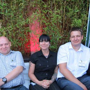 (v. l.) Robert Becker, IFQ, Kirstin Kraus und Florian Reuß, Fornax EDV, hatten eine gute Sicht auf die Bands.(Bild: IT-BUSINESS)