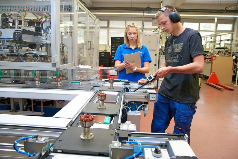 Dominik Burkert und Laura Schneider auf der Suche nach Druckluftleckagen. (Bild: ME-Arbeitgeber)