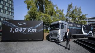 Die Fahrt startete am Montag, 25. September, nachmittags im Mercedes-Benz Lkw-Kundencenter in Wörth am Rhein und endete am Dienstagmorgen, 26. September, in Berlin-Mitte. Die zurückgelegte Strecke betrug 1.047 km. Die Rekordfahrt wurde vom TÜV Rheinland bestätigt. (Bild: Daimler Truck AG)