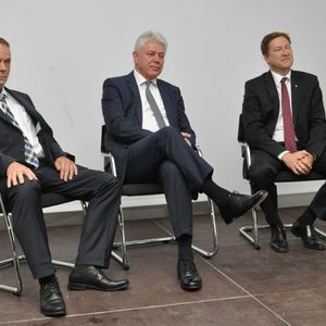 Zusammen mit seinen Kollegen Peter Beck (Aftersales, li.) und Jens Schulz (Vertrieb, re.) stand Frey den Händlern für Fragen zur Verfügung.(Foto:  Wehner)