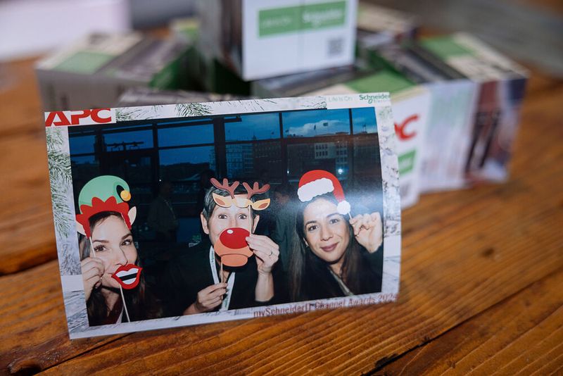 In Hamburg sagt man Tschüüüss! Bis zum nächsten mySchneider IT Channel Partner Award im kommenden Jahr. (Bild: Schneider Electric)