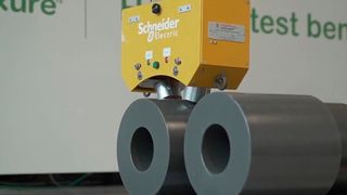 Schneider Electric, Capgemini und Qualcomm haben mit Erfolg demonstriert, wie die 5G-Technik die Welt der Hebetechnik sinnvoll verändernkann. Entwickelt wurde dazu eine smarte Krananwendung, die man hier näher erklärt. (Bild: Schneider Electric)