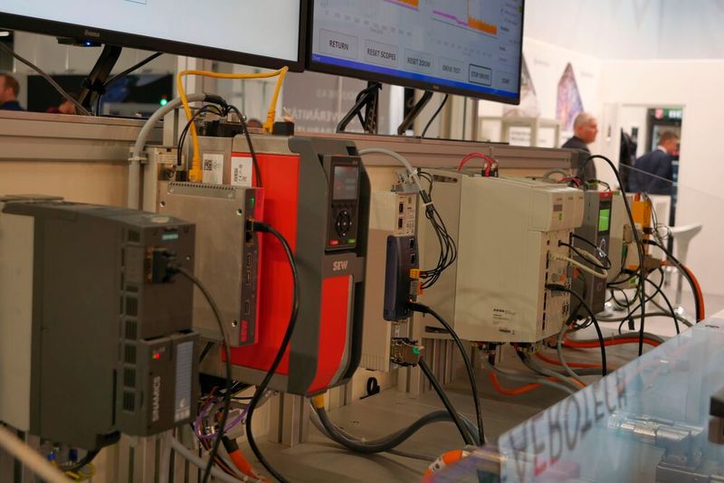 Kommunikationsstandards spielten auf der SPS 2022 eine große Rolle. Beim ZVEI wurde gezeigt, welche Geräte bereits die selbe Sprache sprechen.  (Bild: Sandro Kipar/VCG)