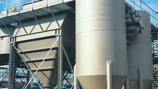 Eine Reihe von Sandfiltern mit Schrägklärer und Flockungstank im Einsatz bei der Filtration von Suspensionen (Leiblein)