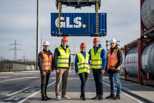 (Im Beisein der Projektverantwortlichen von GLS Germany und der Kombiverkehr KG, in der Mitte GLS-Regionalleiterin Melanie Menkhaus, wurde der erste Container auf der Strecke zwischen Nürnberg und Hannover begleitet. (Bild: GLS Germany))