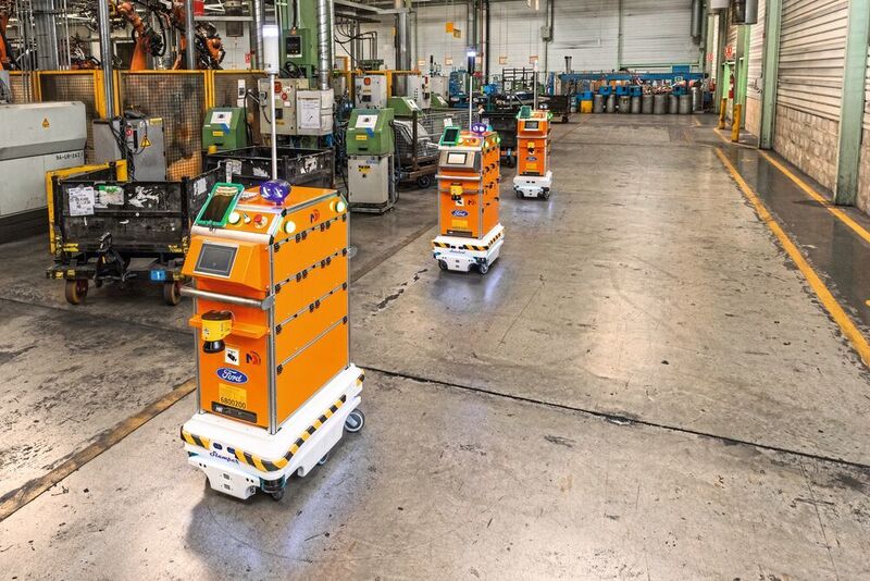 Im Ford-Werk im spanischen Valencia automatisieren drei autonome mobile Transportroboter vom Typ MIR100 den internen Materialfluss. Die versorgen die Industrieroboter am Karosserie- und Stanzwerk laufend mit Ersatzteilen. (Mobile Industrial Robots)