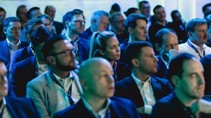 Die Kongressteilnehmer verfolgten aufmerksam den Vortrag von Christian Ach. (Bild: Stefan Bausewein)