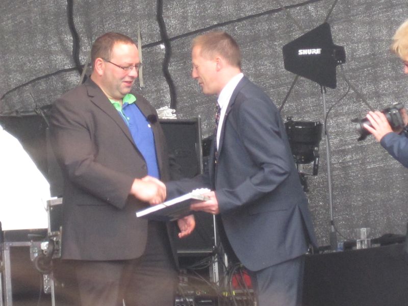 ...und überreichte eine Urkunde. (Vogel IT-Medien GmbH)