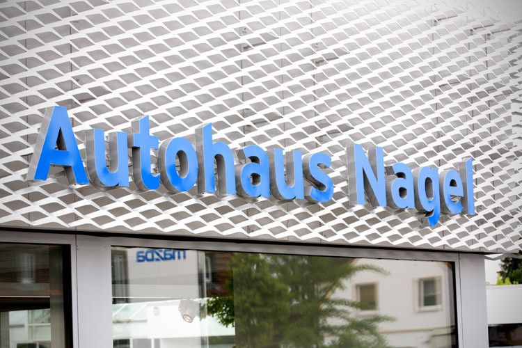 Wie der Mazda-Schriftzug ist auch der Autohausname in Blau gehalten. (Foto: Mazda)