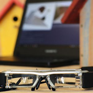 Die Adamaas-Brille hilft zum Beispiel dabei, ein Vogelhäuschen zusammen zu bauen.