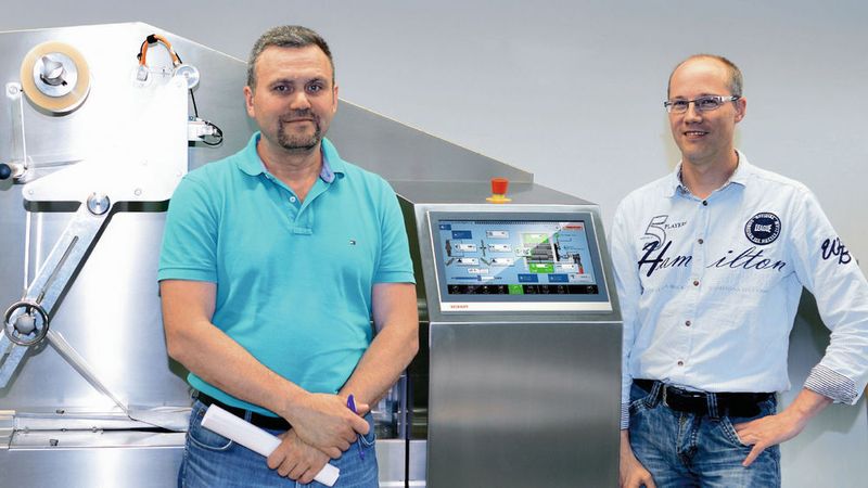 Emanuil Benner, Bauer-Bereich Technik, und Günther Breithaupt, Applikationssoftware, Beckhoff-Vertriebsbüro Pforzheim, vor der Schlauchbeutelmaschine B500SH. (Beckhoff)