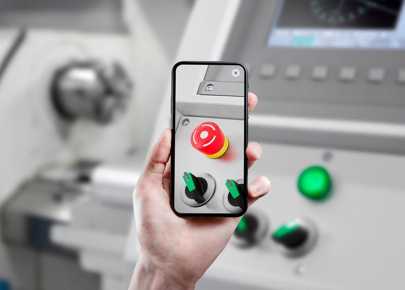 EAO hat seinen 3D-Konfigurator für Not-Halt-Tasten um Augmented Reality erweitert: Die ausgewählten Produkte lassen sich nun per Mobilgerät in die reale Umgebung einfügen und so noch vor dem Kauf testen. (Bild: EAO AG)