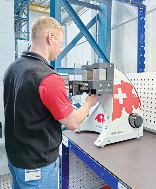 Remo Knecht, Schichtleiter bei Burckhardt Compression, beim Einspannen eines Werkzeuges in einen «powRgrip»-Werkzeughalter. (Bild:  Vischer & Bolli)