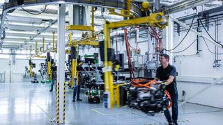 Die Montage in Nabern: Mitarbeiter bauen Komponenten zum fertigen Brennstoffzellensystem zusammen. (Daimler Truck)