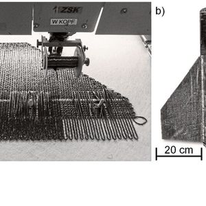 Herstellung der Modellrakete a) mit dem TFP-Verfahren zur Fertigung der Finnen und b) Zusammenbau der unteren Raketenhälfte mit angeschraubten Finnen. (Bild:  ITA)