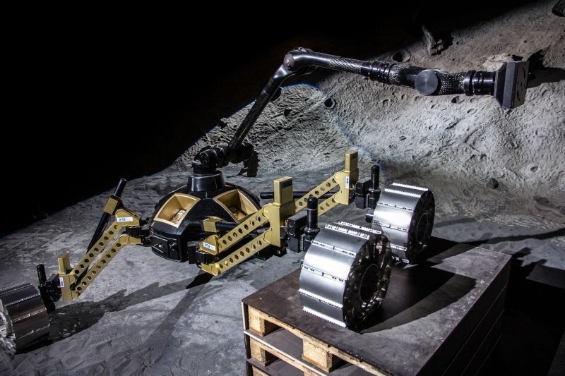 Sherpas Bewegungsmöglichkeiten sind einzigartig: Er kann einzelne Räder heben, um Hindernisse zu überwinden. (DFKI GmbH/Florian Cordes)