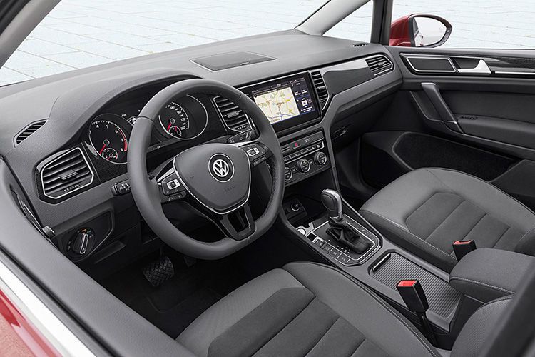 Das 9,2-Zoll-Infotainment mit Gestensteuerung ist aus dem Golf bekannt. (Volkswagen)