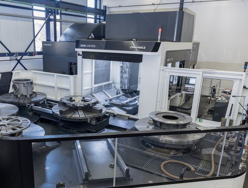 Bei Pfister ist das Herzstück der Fertigung ein 5-Achs-Multitask-Bearbeitungszentrum DMC 210 FDS von DMG MORI, als Spannmittel kommt das Inoflex VL von HWR zum Einsatz – gut zu sehen sind die verschiedenen gespannten und vorbereiteten Werkstücke. (Bild: HWR Spanntechnik/maikgoering)