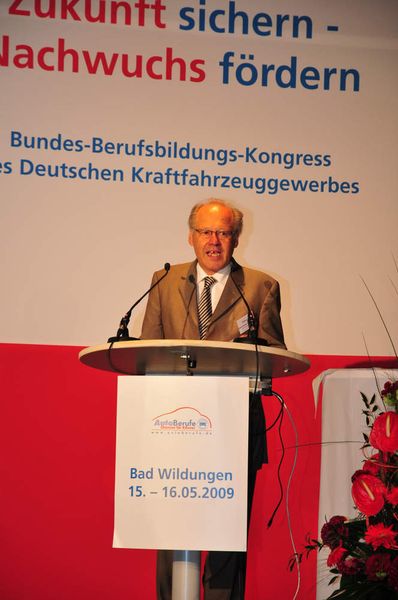ZDK-Präsidiumsmitglied Ernst-Robert Nouvertné eröffnete den zweiten Kongresstag. (Archiv: Vogel Business Media)